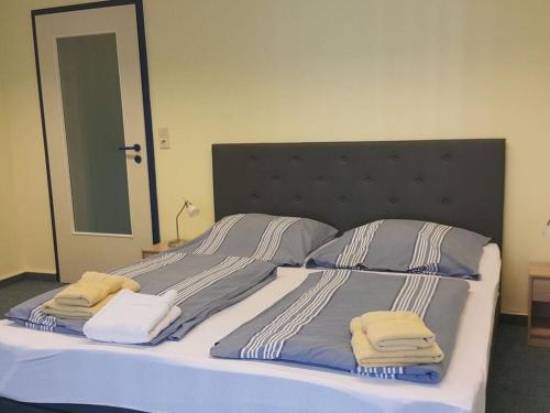 ein Schlafzimmer mit 2 Betten und Handtüchern darauf in der Unterkunft Country house Wachendorf in Bruchhausen-Vilsen