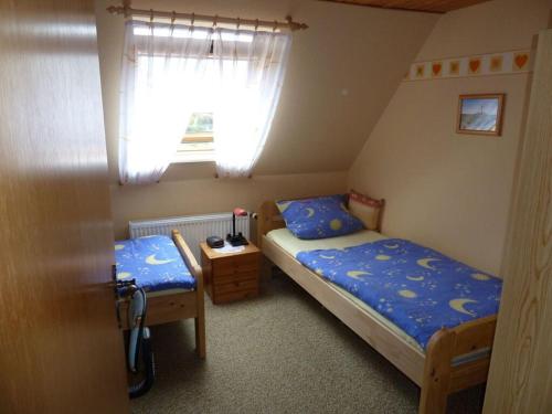 um pequeno quarto com 2 camas e uma janela em Reindl Modern retreat em Tönning