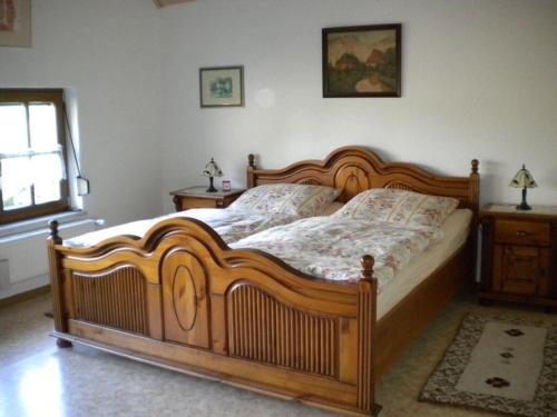 uma grande cama de madeira num quarto com uma janela em Strandnelke Modern retreat em Sehestedt