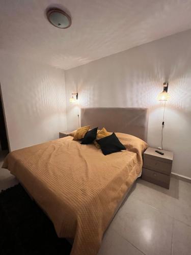 a bedroom with a large bed with two lamps at Torre Riviera veracruzana in Guadalupe