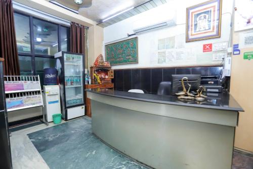 un bar en una tienda con un mostrador en Premium Inn near Sector 15 metro station, en Noida