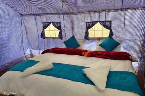 a bedroom with a bed in a tent at Blue Waves Camps Lake View Pangong in Tangtse