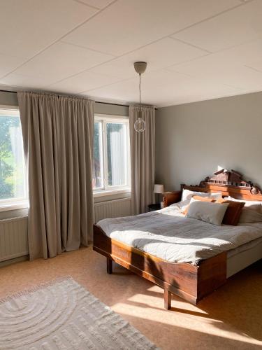 מיטה או מיטות בחדר ב-Stort lantligt hus i idyllisk miljö