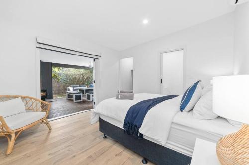 Ένα ή περισσότερα κρεβάτια σε δωμάτιο στο Coastal Chic Spa Retreat
