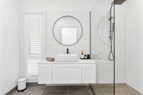 Ένα μπάνιο στο Coastal Chic Spa Retreat