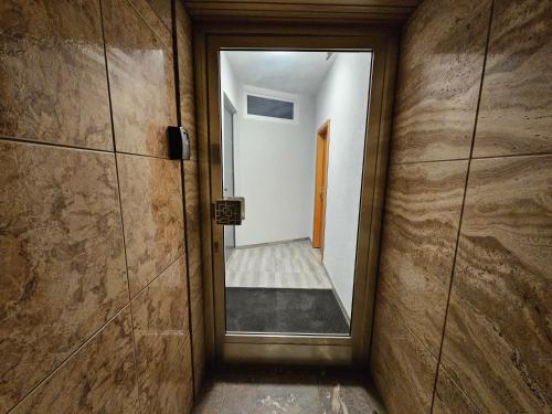 pasillo con espejo en la habitación en L'Appart Spa, Jacuzzi & Sauna, en Differdange