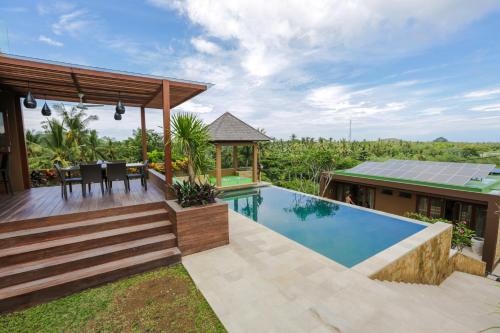 eine Villa mit einem Pool und einem Haus in der Unterkunft Villa Mandalika Lombok in Kuta Lombok