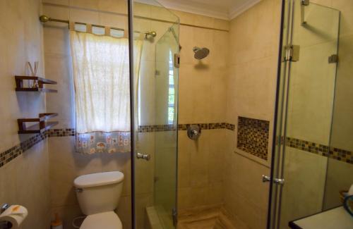 Un baño de Sea Piton Apartment - Piton Delight- Certified
