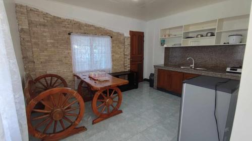 una cocina con una rueda arbolada en una habitación en Condons Beach House, en Caba