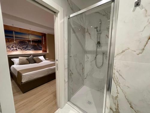 uma casa de banho com chuveiro e um quarto em Martini Suite 2 Bari em Bari