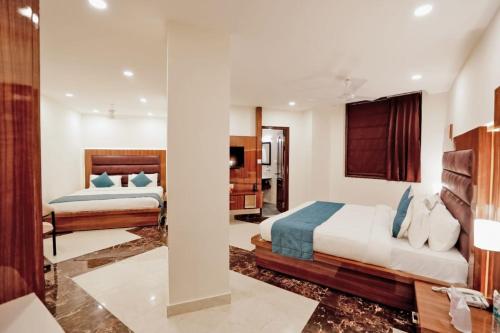 ein Hotelzimmer mit 2 Betten und einem Bad in der Unterkunft Regenta Resort Madhuganga Ukhimath in Ukhimath