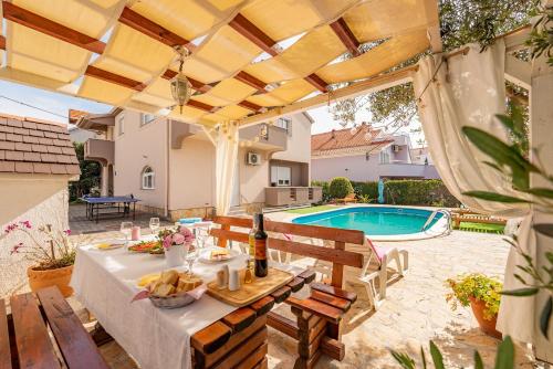 Apartment Kiara with Pool