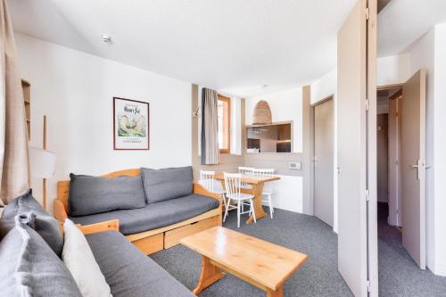 un salon avec un canapé et une table dans l'établissement Résidence Les Fontaines Blanches - maeva Home - Appartement 2 pièces 5 personnes - Sélection MAE-5721, à Morzine