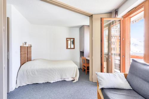 une chambre avec un lit et une fenêtre dans l'établissement Résidence Les Fontaines Blanches - maeva Home - Appartement 2 pièces 5 personnes - Sélection MAE-5721, à Morzine