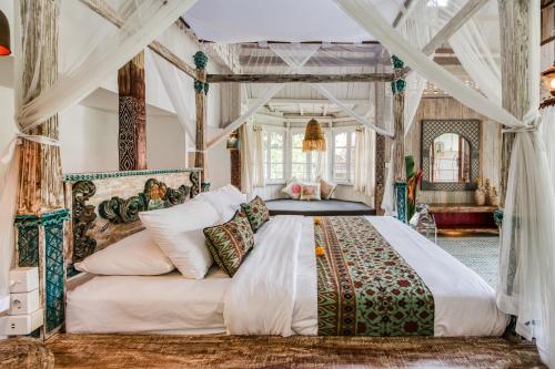 Postel nebo postele na pokoji v ubytování The Rice Joglo Eco-Stay