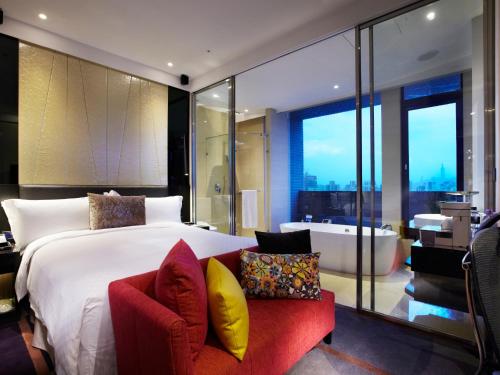 1 dormitorio con 1 cama grande y bañera en The Tango Hotel Taipei ChangAn, en Taipéi