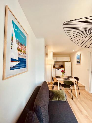 un salon avec un canapé et une table dans l'établissement L’échappée Mer, au Havre