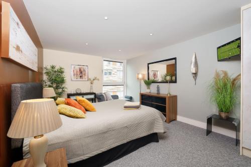 1 dormitorio con 1 cama grande y TV en Dennison House, en Londres