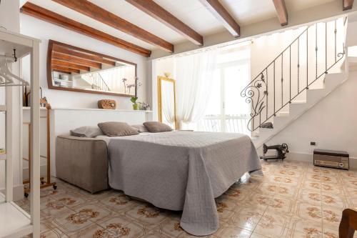 - une chambre avec un lit et un escalier dans l'établissement Niloufar residence, à Naples