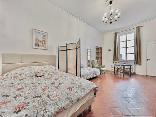 1 dormitorio con 1 cama y sala de estar en Au Croco Fleuri en Nimes