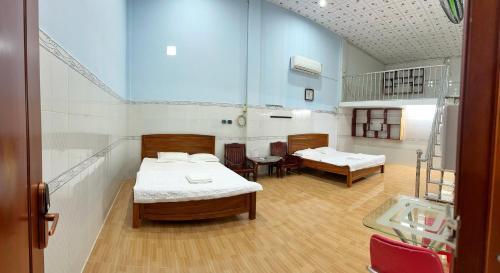 Habitación hospitalaria con 2 camas y lavamanos en ROSE MOTEL, en Phum Lovéa