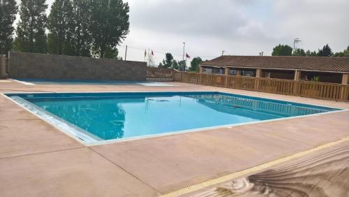 - une piscine dans une cour avec une clôture en bois dans l'établissement location mobile-home IRM super octavia 36m2, à La Tranche-sur-Mer