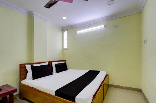 Łóżko lub łóżka w pokoju w obiekcie SPOT ON Al Nizam Guest House