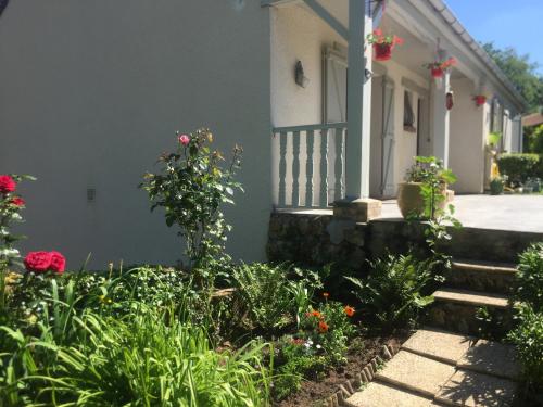 a house with flowers in the front yard at Ma demeure in Le Gué-de-Longroi