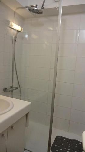 une salle de bain blanche avec une douche et un lavabo dans l'établissement Résidence Arches - RESIDENCE LES ARCHES 4-6 PERSONNES MAE-1271, à Saint-Lary-Soulan