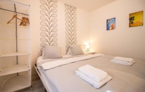 1 dormitorio con 2 camas y toallas. en Rothornblick 6, en Arosa