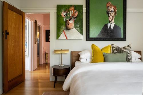 une chambre avec un lit et un tableau au mur dans l'établissement Welcome to Belvoir, West Launceston, à Royal Park