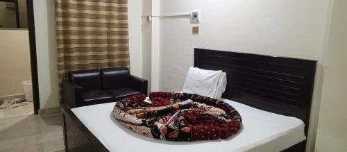 Hotel Abbasi Palace في روالبندي: غرفة مع سرير كلب على منضدة