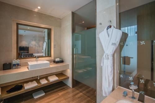 ein Bad mit einem Waschbecken und einer Dusche in der Unterkunft Four Points by Sheraton Changchun Hi-Tech Zone in Changchun