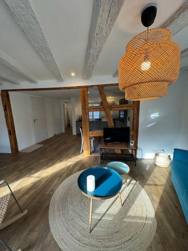 - un salon avec une table bleue et un canapé dans l'établissement Les pensées D'Anne & Marie 2/4 Personnes, à Eguisheim