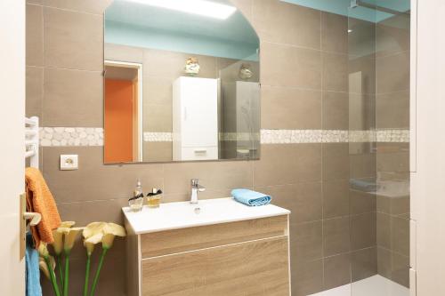 een badkamer met een wastafel en een douche bij Casa Sulana in Bastia