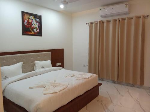 ein Schlafzimmer mit einem großen Bett und einem Vorhang in der Unterkunft The Amur Falcon Inn & Resorts in Rāja Sānsi
