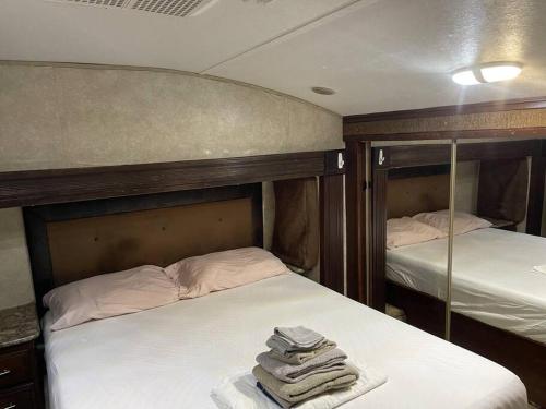 皮爾斯堡的住宿－Entire 1bedroom RV Camper，客房内的一张双层床,带毛巾