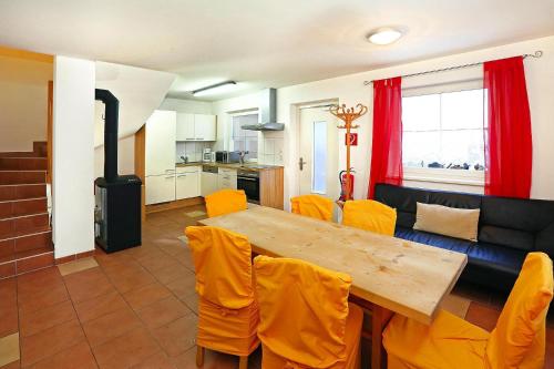 een woonkamer met een houten tafel en gele stoelen bij Terraced Houses Oliver L ngenfeld in Längenfeld