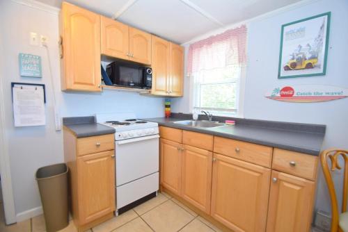 Η κουζίνα ή μικρή κουζίνα στο Parrot Bay-Key West Cabanas 43 condo