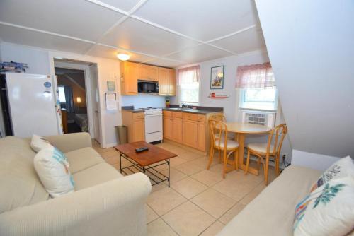 Η κουζίνα ή μικρή κουζίνα στο Parrot Bay-Key West Cabanas 43 condo