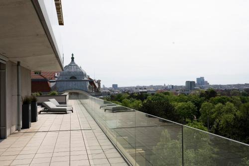 Regal Retreat: Luxurious Apartment with Schönbrunn Palace Panorama