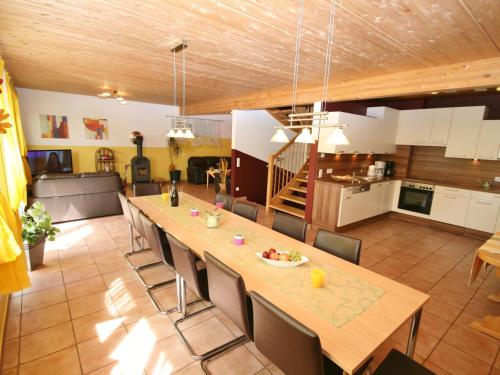 uma grande cozinha e sala de jantar com mesa e cadeiras em Spacious Chalet in Piesendorf with Sauna em Piesendorf