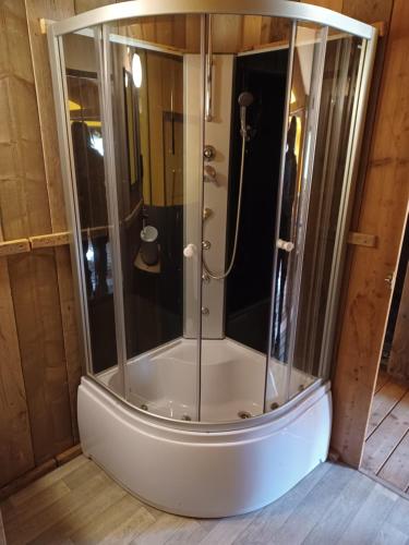 eine Dusche mit Glaskabine in einem Zimmer in der Unterkunft Luxe Safaritent voor het hele gezin I 6 personen in Epe