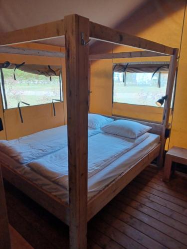 เตียงสองชั้นในห้องที่ Luxe Safaritent voor het hele gezin I 6 personen