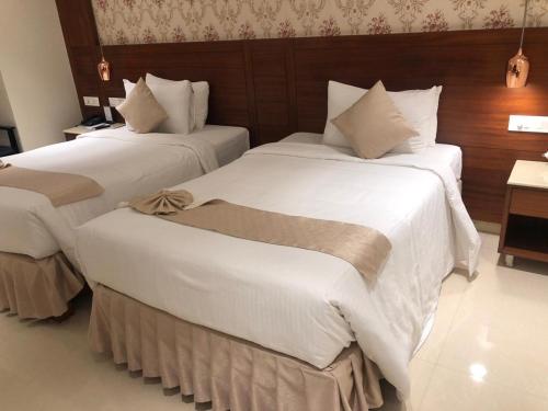 Una cama o camas en una habitación de Hotel the Plaza
