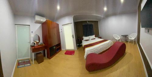 Motel Nhật Quang(HẢO BÙI) في Bạc Liêu: غرفة نوم بسرير كبير وطاولة وكراسي