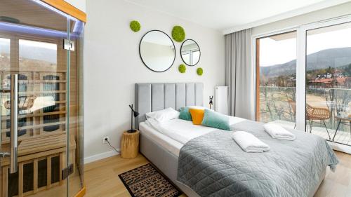 1 dormitorio con 1 cama y balcón en RJ Apartament widok na Śnieżkę en Karpacz