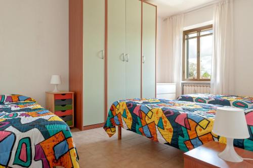 瓦爾迪安諾蒙托波利的住宿－Tana Rosa，一间带两张床和梳妆台的卧室