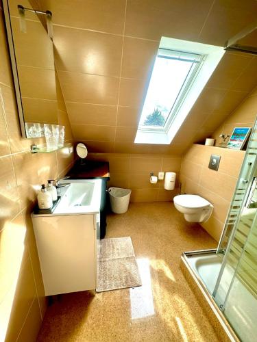 a bathroom with a sink and a toilet and a window at Tiffany´s Ferienapartments sind alles, außer... gewöhnlich!!! in Timmendorfer Strand