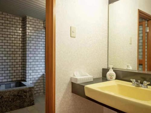 baño con lavabo amarillo y espejo en Izu One Club - Vacation STAY 10310v, en Futo
